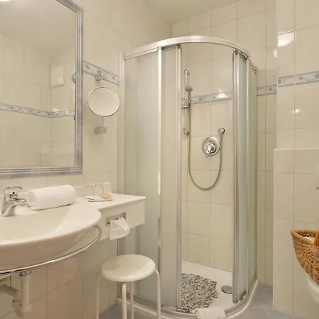 アパートホテル イーデルフェルト 4*